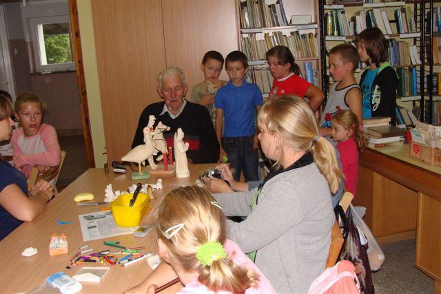 dsc00530.jpg - Pan Stefan Szurnicki uczy rzeźbić