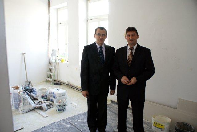 centrum_ksztalcenia_dylewo_2_d.jpg - Podczas prac remontowych - Wójt Dariusz Łukaszewski i Waldemar Gwiazda - dyrektor szkoły w Dylewie