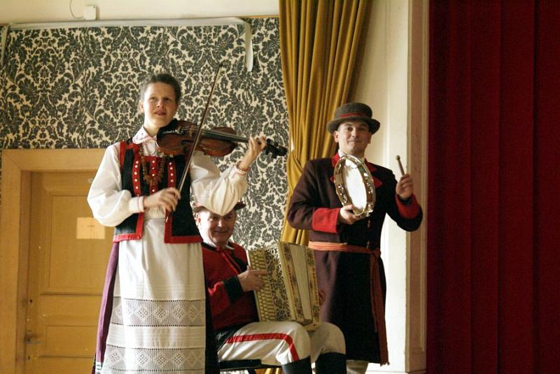 dsc00406.jpg - Dzień Kurpiowski w Gimnazjum i Liceum im. Stefana Batorego w Warszawie  - 16.04.2008 r.