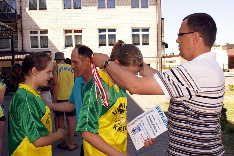 dsc04025.jpg - Młodziczki z Kadzidła odbierają medale za III miejsce w turnieju siatkówki