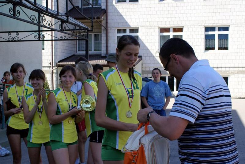 dsc04040.jpg - Joanna Nasiadka z Kadzidła z drużyny Juniorek odbiera nagrodę dla najlepiej atakującej w turnieju siatkówki