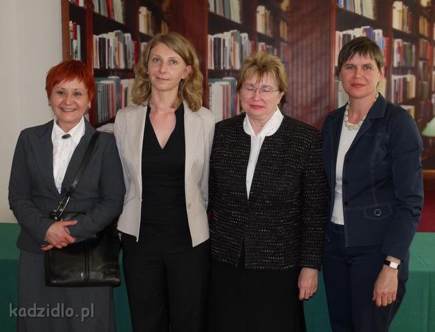 prez.1.jpg - 8 maj - W Bibliotece Głównej Województwa Mazowieckiego w Warszawie odbyła się konferencja prasowa inaugurująca Ogólnopolski Tydzień Bibliotek 2009, na której szansę zaprezentowania własnej działalności otrzymała Biblioteka z Kadzidła. Jest to spory sukces, gdyż podobną możliwość otrzymały tylko dwie biblioteki z Polski, oprócz kadzidlańskiej jeszcze tylko biblioteka z Nałęczowa